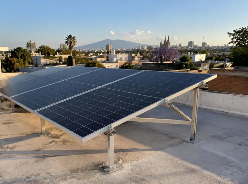 Paneles solares sobre una losa de concreto en Guadalajara (imagen ilustrativa)